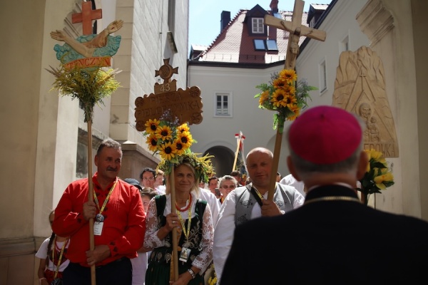 arcybiskup wita pielgrzymów